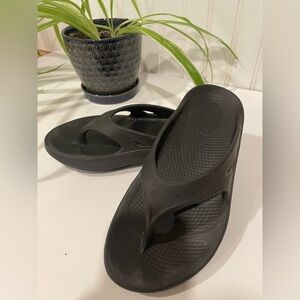 Oofos Flip Flops - Size 6